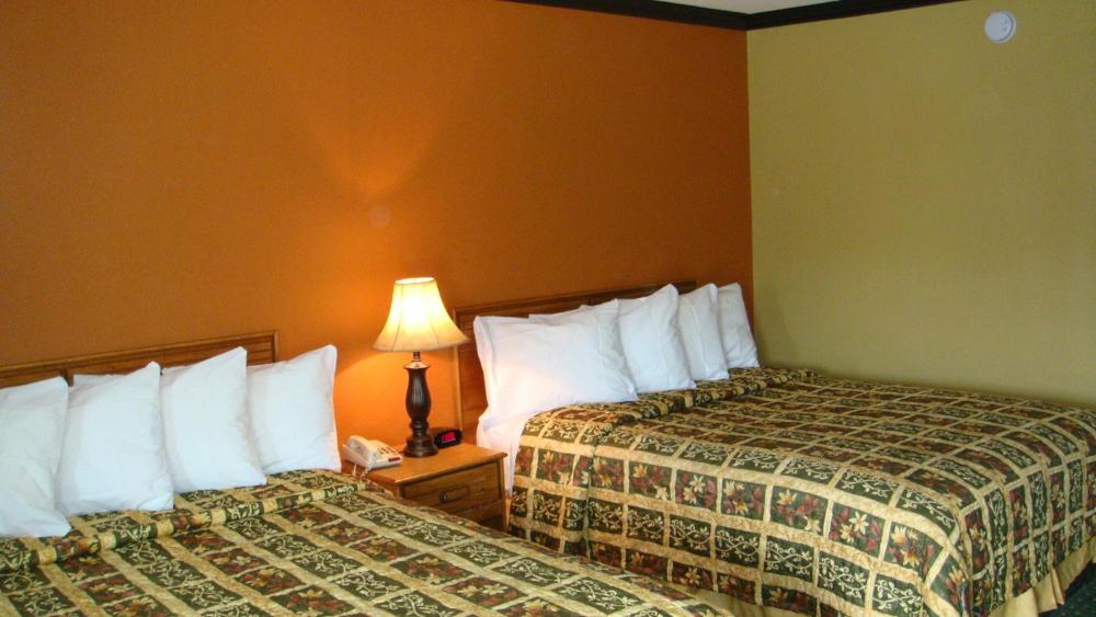 Deluxe Queen Room with Two Queen Beds - Non-Smoking interior