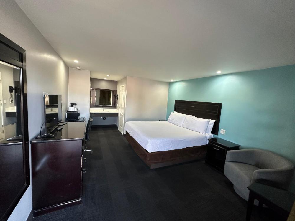 Deluxe King Room - Non-Smoking interior